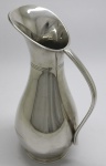 METAL - Delicada jarra em metal espessurado a prata. Alt. 26 cm.