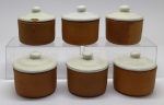 CERÂMICA - Conjunto de 6 potinhos em cerâmica com tampa esmaltada. Med. 5x8 cm.