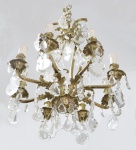 LUSTRE - Belíssimo lustre vitoriano em bronze polido, cristais lapidados e 8 braços. Med. aprox. 100 cm.