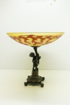 RAVAGNANI - Belíssima Fruteira com base em bronze cinzelado com querubim, pés garra e prato em pasta de vidro artístico assinado Ravagnani, decorada com motivos vegetalistas. Med. 29x30 cm.