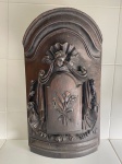 ARTE SACRA - Magnifica frente de sacrário em madeira nobre, ricamente entalhada com anjo, volutas, arabescos e ao centro ramalhete vegetalista. Med. 83x48x12 cm.