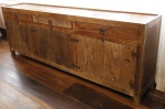 MOBILIÁRIO - Grande buffet em madeira de demolição, composta de 6 portas e 3 gavetas. Med. 90x250x45 cm.