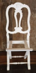 MOBILIÁRIO - Cadeira em madeira nobre patinada em tom branco. Necessita restauro.