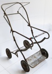 DIVERSOS - Estrutura em ferro de antigo carrinho de bebê. Med. 77x90x41 cm.