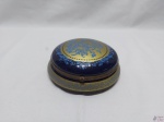 Lindíssima caixa redonda decorativa em porcelana francesa de Limoges, na cor azul cobalto com ouro, pintura em alto relevo. Medindo 15cm de diâmetro x 5,5cm de altura.