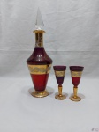 Garrafa licoreira com 2 taças em vidro veneziano vinho com ouro. Medindo a garrafa 33cm de altura e as taças 11,5cm de altura.