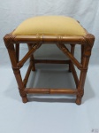 Banco banqueta quadrada em bambu com assento acolchoado. Medindo 32cm x 32cm x 33,5cm de altura.