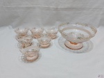 Jogo de bowl com 6 cumbucas em vidro rosa floral com detalhe fosco. Medindo o bowl 20cm de diâmetro x 11cm de altura.