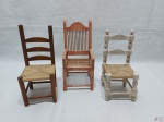 Lote de 3 pequenas cadeiras em madeira para decoração. Medindo a maior 22cm de altura.