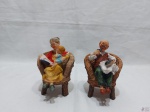 Enfeite de casal de idosos sentados em resina. Medindo 12cm de altura.