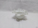 Cúpula em vidro de opalina moldado com borda em babado. Medindo 9cm de altura x 5,5cm de diâmetro de boca.