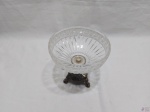 Pequena fruteira em cristal moldado com pé em prata 90 ricamente trabalhada com relevos, peça alemã. Medindo 15,5cm de altura x 14,5cm de diâmetro.