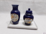 Bandeja retangular em porcelana branca, vaso e potiche em porcelana azul cobalto com pintura ouro. Medindo a bandeja 20cm x 12cm.