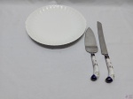 Prato de bolo em porcelana Schmidt com facão e espátula em aço com pega em porcelana. Medindo o prato 27cm de diâmetro.