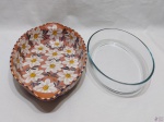 Travessa oval em porcelana Luiz Salvador floral e travessa oval em vidro temperado. Medindo a travessa em porcelana 38cm x 23cm x 6cm de altura.