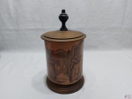 Potiche em porcelana pintada à mão com base e tampa em madeira. Medindo 14cm de diâmetro x 19cm de altura.