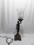 Lindo abajur em bronze com coluna na forma de escultura de mulher, cúpula em vidro fosco. Medindo 65,5cm de altura total. Funcionando perfeitamente.