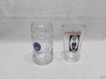 Lote de caneca e taça promocionais em vidro com propaganda. Medindo o maior 16,5cm de altura.