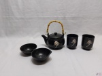 Kit oriental com 5 peças em cerâmica preta. Medindo o bule 10cm de altura sem alça.