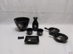 Kit oriental com 8 peças em cerâmica preta. Medindo o balde de gelo 15cm de diâmetro x 13cm de altura.
