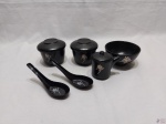 Kit oriental com 4 peças em cerâmica e 2 em resina preta. Medindo a cremeira 9cm de altura.