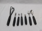Jogo de 7 talheres diversos em aço inox Tramontina da coleção Chef. Medindo o batedor 28,5cm de comprimento.