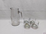 Lote de 4 copos de whisky em vidro com base em prata 90 e uma jarra em vidro moldado. Medindo a jarra 22cm de altura.