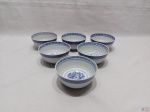 Jogo de 6 cumbucas em porcelana azul e branca moldada. Medindo 11,5cm de diâmetro x 5,5cm de altura.