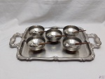 Lote de bandeja retangular com alça e 5 taças de sobremesa com colher em aço inox. Medindo a bandeja 39,5cm x 30cm.