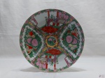 Prato decorativo em porcelana oriental com policromia. Medindo 30cm de diâmetro.