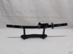 Espada katana decorativa com suporte para mesa. Medindo 50cm de comprimento com bainha.