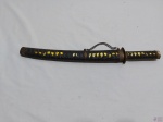 Espada katana decorativa com suporte para pendurar. Medindo 48cm de comprimento com bainha.