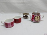 Lote de 2 xícaras de chá, pequeno bule de chá em porcelana e coador de chá em prata 90. Medindo 10cm de altura.