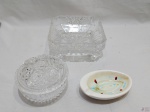 Lote diverso, composto de petisqueira oval em porcelana, pequena compoteira em vidro moldado e pequena fruteira em cristal quadrado. Medindo a fruteira 16cm x 16cm x 7,5cm de altura.