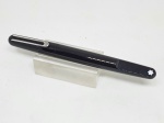 Montblanc M, caneta esferográfica com design de Marc Newson, feita de resina preta, com acabamento brilhante,  e clip folheado em platina. Produzida na Alemanha. Tampa magnética, alinha-se automaticamente ao fechar. Sem uso e caixa completa.