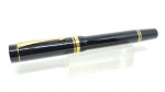Caneta tinteiro Parker, modelo Duofold Centennial, na cor preta e produzida entre 1988 e 1989. Possui pena de ouro bicolor e conversor de tinta. Sem uso.