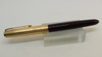 Parker 51, tinteiro, sistema aerometric, na cor bordô e com a tampa folheada em ouro. Pena de ouro média. Fabricada nos Estados Unidos na década de 50. Sem uso, perfeita.