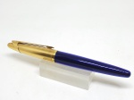Waterman caneta tinteiro Edson, na cor azul e tampa dourada !!!Possui pena de ouro 18k do tipo média. Excelente estado. Acompanha conversor de tinta.