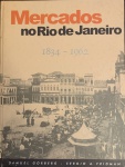 LIVRO HISTÓRICO E ICONOGRÁFICO. MERCADOS NO RIO DE JANEIRO - 1834 / 1962. SAMUEL GORBERG E SÉRGIO A. FRIDMAN. IMPORTANTE APANHADO SOBRE UM TEMA CUJAS INFORMAÇÕES DISPERSAS TORNA DIFÍCIL DE ENTENDER E VISUALIZAR O PAPEL E IMPORTÂNCIA DOS MERCADOS A PARTIR DA QUARTA DÉCADA DO SÉCULO XVII QUANDO OS OFICIAIS DA CAMARA COMEÇARAM A DELIMITAR O RAIO DE AÇÃO DOS MERCADORES AMBULANTES NO RIO. NA SESSÃO DE 18 DE JULHO DE 1637 ESTABELECEU-SE QUE A VENDA DE FRUTAS E HORTALIÇAS SÓ PODERIAM SER VENDIDAS EM PRÉDIOS ESPECIALMENTE CONSTRUÍDOS NA VÁRZEA DA CIDADE. NO ANO ANTERIOR HAVIA FICADO DEFINIDO QIUE OS PESCADORES SÓ PODIAM COMERCIALIZAR SEUS PEIXES NUM TRECHO COMPREENDIDO ENTRE A RUA DA ALFANDEGA E A PRAÇA XV. O LIVRO DE TEXTO FÁCIL E DIDÁTICO TRAÇA O SURGIMENTO DOS PRIMEIROS MERCADOS E A IMPORTANCIA QUE ESTES ASSUMIRAM NA VIDA DA CIDADE, REDESENHANDO ASSIM O MAPA URBANO E SOCIAL DO RIO SETECENTISTA EM DIANTE. UM PRIMOR.  