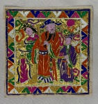Rara obra folclórica chinesa em folha de ouro com policromia representado figuras humanas da família rosa. Mede 16cm x 16cm.