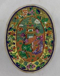 Rara obra folclórica chinesa em folha de ouro com policromia representado figuras humanas da família rosa. Mede 17cm x 23cm.