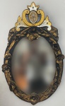 Elegante espelho veneziano bizotado no formato ovalado, adornado com apliques florais feitos à mão. Marcas do tempo. Mede 90 x 55cm.