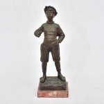 G. OMERTH (1895-1925) - Escultura de bronze representando rapaz com mochila fumando cachimbo. Assinado.  Base em mármore. rança ano de 1910 . Medidas: 26 cm alt x 9 cm larg x 7 cm diâmetro