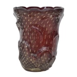 Vaso em Murano com bulicantes na cor rubi com pó de ouro. Peça em perfeito estado. Década de 1960. .Medidas: 24 cm alt x 19 cm diâmetro.