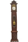 Relógio de coluna com caixa em madeira nobre, mostrador em porcelana. Século XIX. Máquina comtoise francês. Três cordas. Medida: 280 cm x 28 cm de profundidade x 47 cm, em ótimo estado de conservação. Máquina autêntica. Retirada no J. Botânico. Nota:  O relógio Comtoise tem uma história rica, este tipo de relógio foi feito a partir de 1680 até o século 19 em Jura, um lugar na França. O relógio Comtoise tem um grande mostrador de porcelana gravado com números romanos. Este relógio é único porque ele repete o som ( em toda a hora) depois de dois minutos, através de um martelo em um sino de bronze. Possui duas portas laterais de onde podem ser observado seu impressionante maquinário. Os relógios Morbier também são conhecidos como relógios Comtoise por causa da região Franche-Comté onde foram produzidos. A produção parou por volta de 1914 por causa da Grande Guerra. Necessita revisão, não testado.