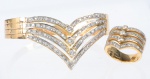 Deslumbrante conjunto de bracelete e anel em ouro 18K com diamantes, peças exclusivas, feitas à mão, circa de 1900. Peso total: 38.8 gramas. Anel: aro 16; Bracelete/pulseira: 6 cm x 5,5 cm; Obs: Por motivo de segurança, este lote não será exposto. As joias estão em cofre de família.