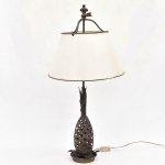Madame Journel, abajur para duas lâmpadas em metal finamente executado, com cúpula em metal. Necessita limpeza. Medidas: 80 cm altura x 39 cm diâmetro