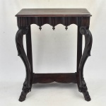 Console em madeira nobre e maciça (jacarandá) renascença com bilros e pés em formato de garra. Medidas: 79 cm x 65 cm x 42 cm