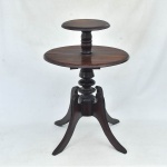 Mesa lateral em madeira nobre e maciça entalhada  com dois estágios, jacarandá. Meados do século XX.Medidas: 70,5 cm x 50 cm diâmetro.