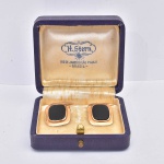 H. STERN. Par de abotoaduras em ouro 18k - 750mls contrastado com ônix. Comp.: 1,6cm. Peso: 8g
